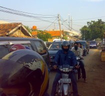 Jalur Alternatif ke Bandara via Jalan Peta Barat Macet Total